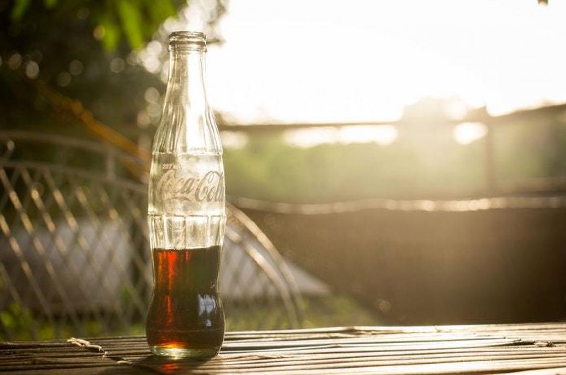 Nieuwe hype om sneller te bruinen met Coca-Cola is ongezond