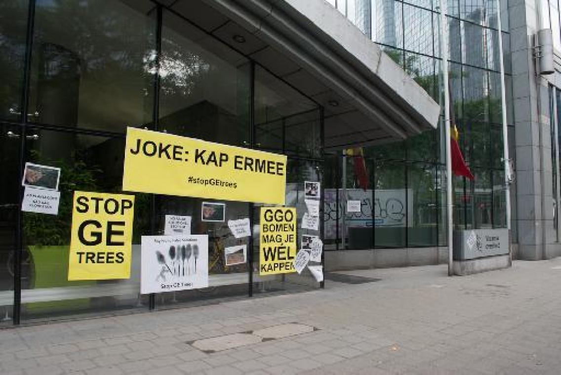 Field Liberation Movement voert actie tegen GGO-populieren aan kabinet Schauvliege