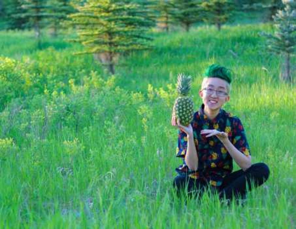 Man verliest weddenschap en krijgt kapsel in vorm van ananas