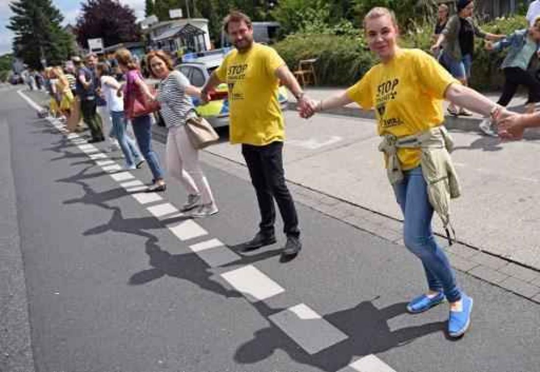 Ruim 50.000 mensen vormen menselijke ketting tegen 'scheurtjescentrales'