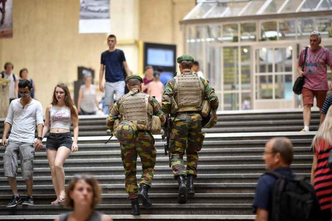 Peeters wil militairen efficiënter inzetten