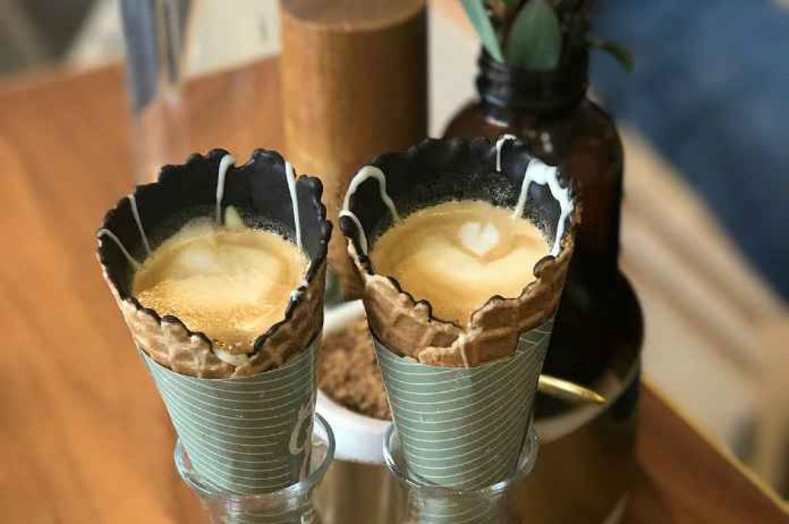 Nieuwe koffiebar serveert latte in een ijshoorntje