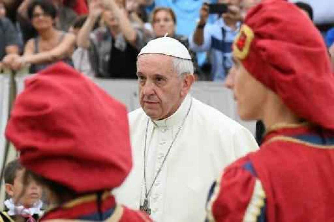 Paus wil ouderen eerder met pensioen sturen en hun jobs aan jongeren geven