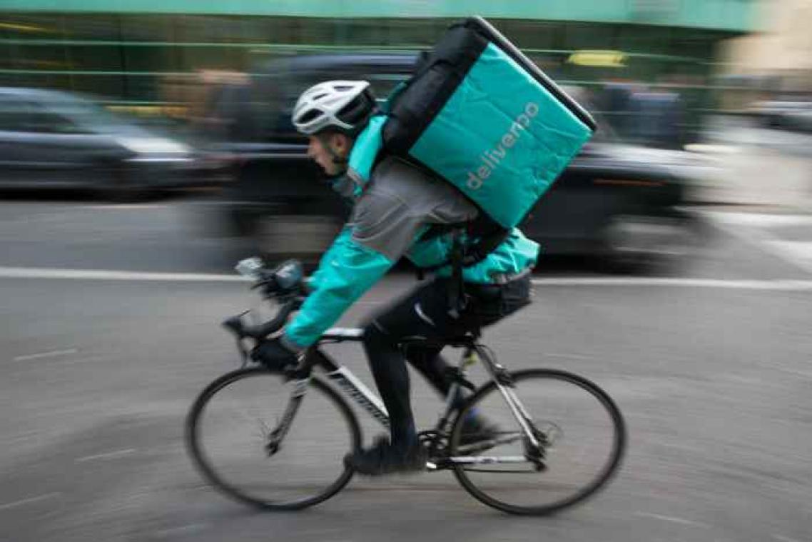 Deliveroo levert deze zomer ook op het strand