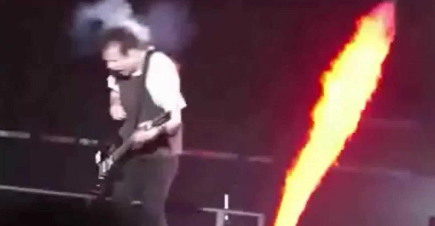 Haar gitarist schiet in brand tijdens optreden