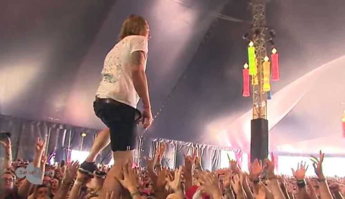 Zanger vangt biertje tijdens show en drinkt het leeg
