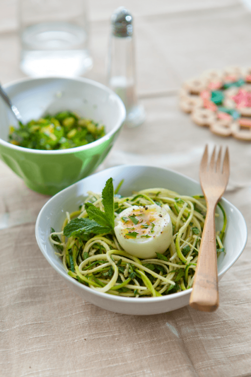 Remoulade van courgette met munt, zachtgekookte eieren en gremolata