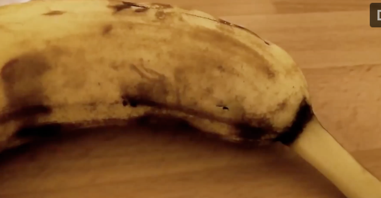 Jak! Video legt vast hoe spin uit een banaan komt gekropen