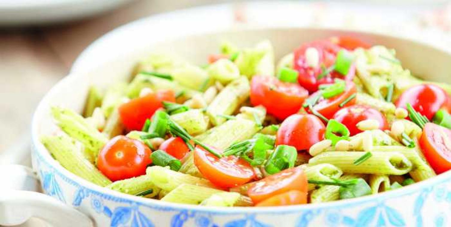 Proef de zomer in deze frisse pennesalade met pesto