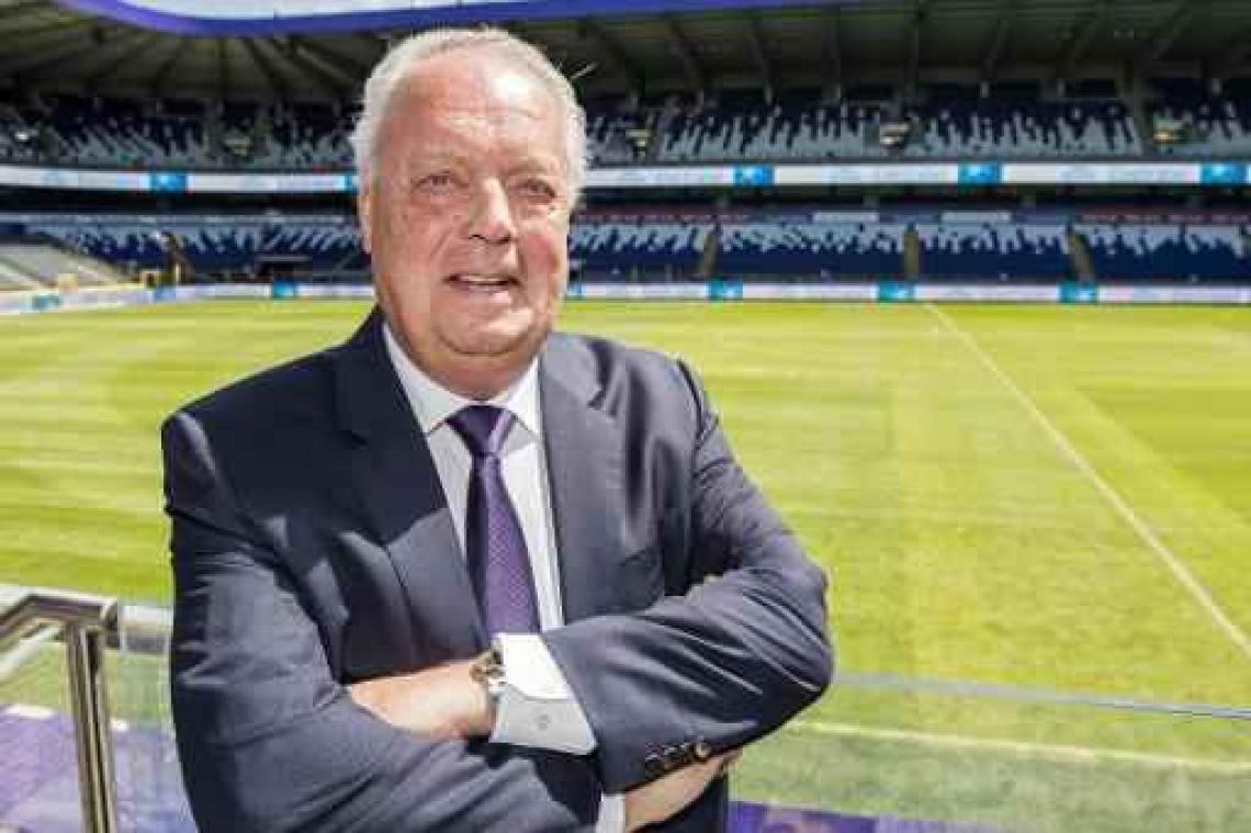 Anderlecht stelt grijze uitshirts voor in vernieuwde fanshop