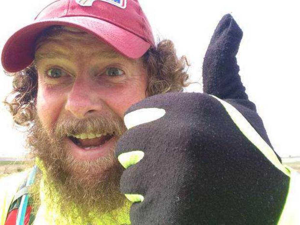 Man loopt 42 marathons na elkaar ter nagedachtenis van overleden jongetje