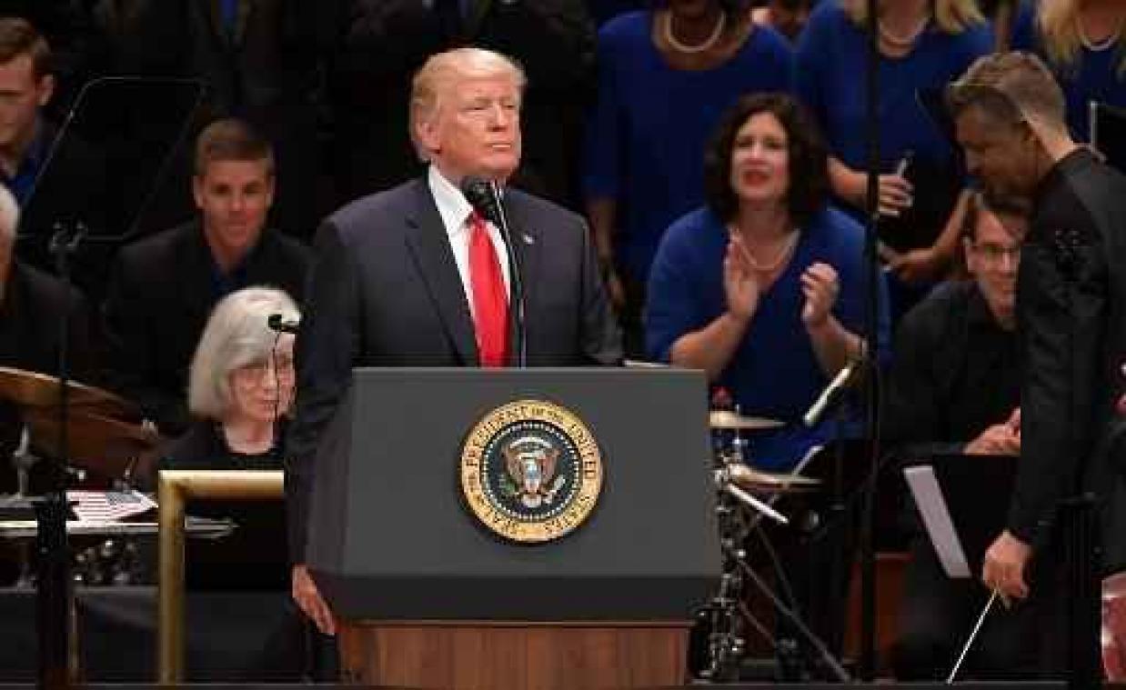 Trump slaat logo van CNN in elkaar op Twitter