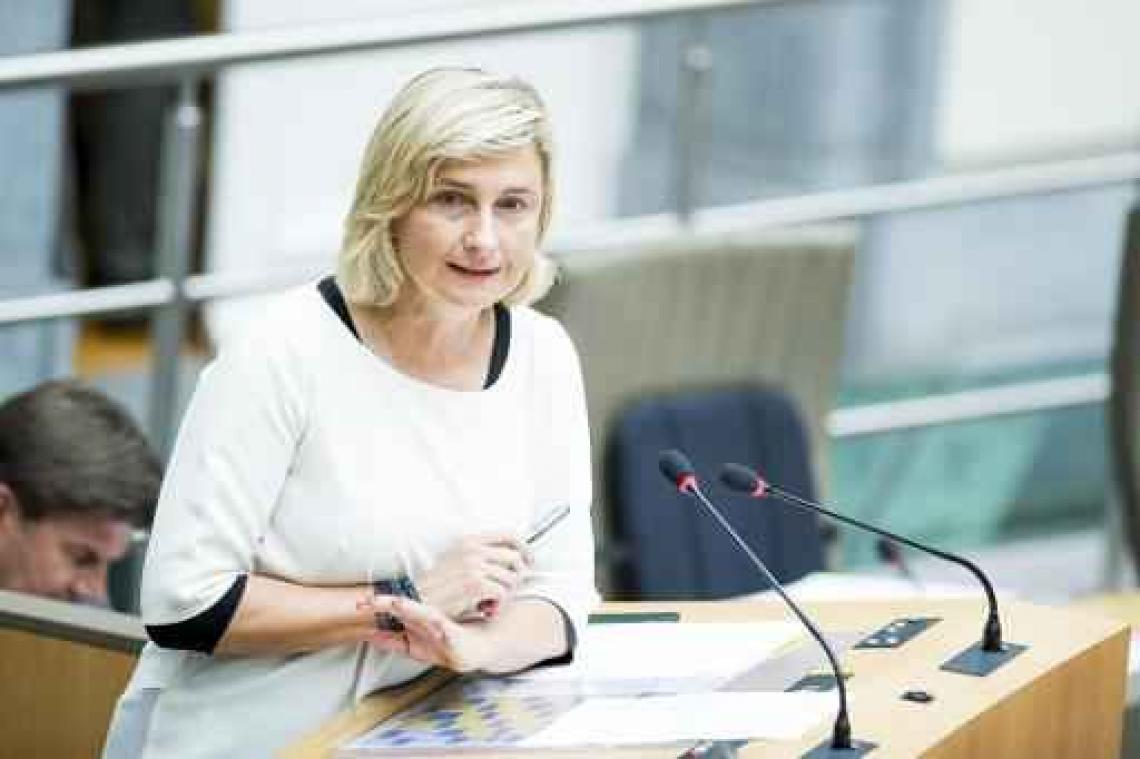 Crevits verwijst door naar andere instanties voor klachten over Aalsterse schooldirectrice