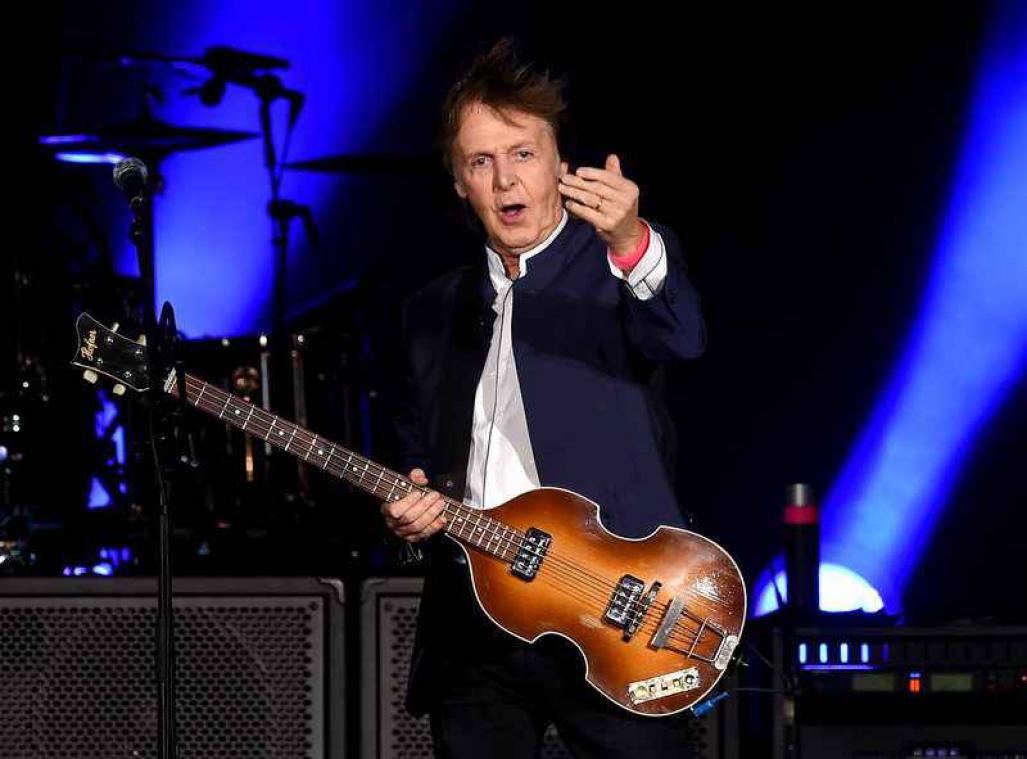 Paul McCartney is gespot op trein