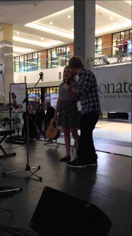 Ed Sheeran verrast fan door mee te zingen