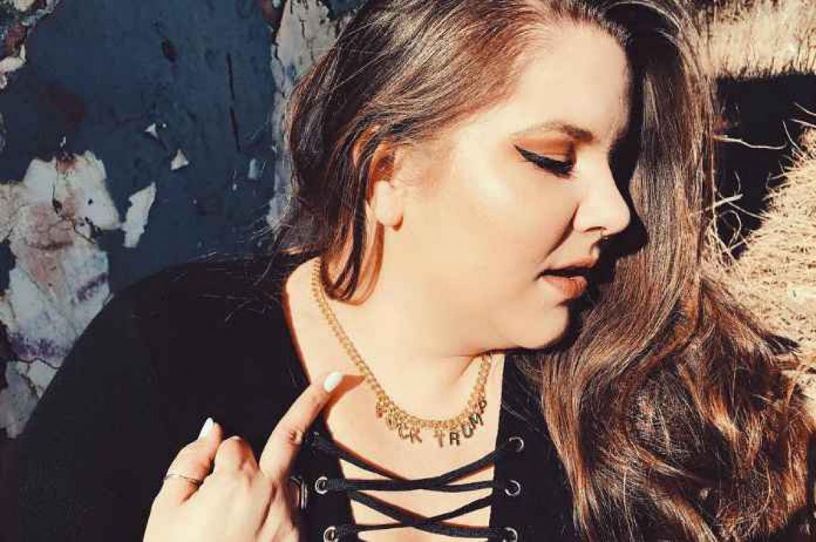 Plussizemodel zet bodyshamer op zijn plaats