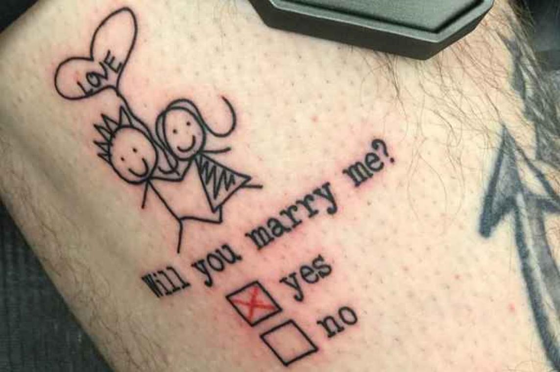Amerikaan vraagt vriendin ten huwelijk met gewaagde tattoo