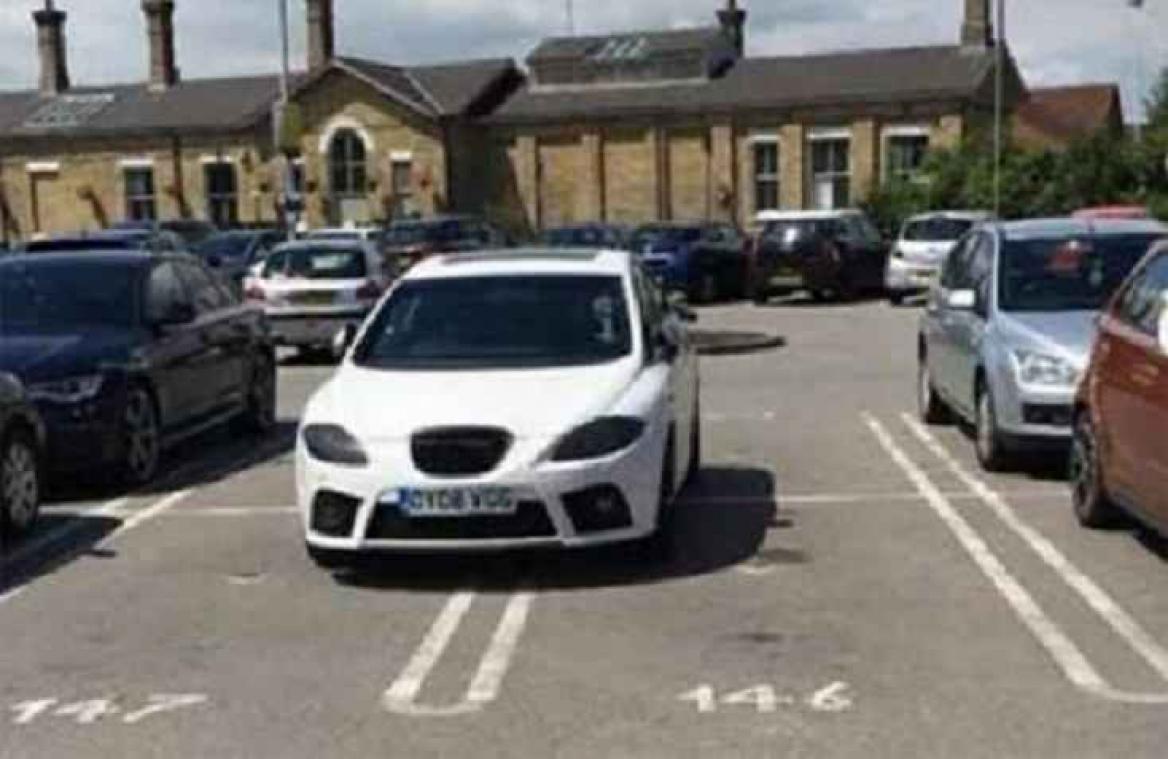 Engelsman plaatst zijn auto op vier parkeerplaatsen