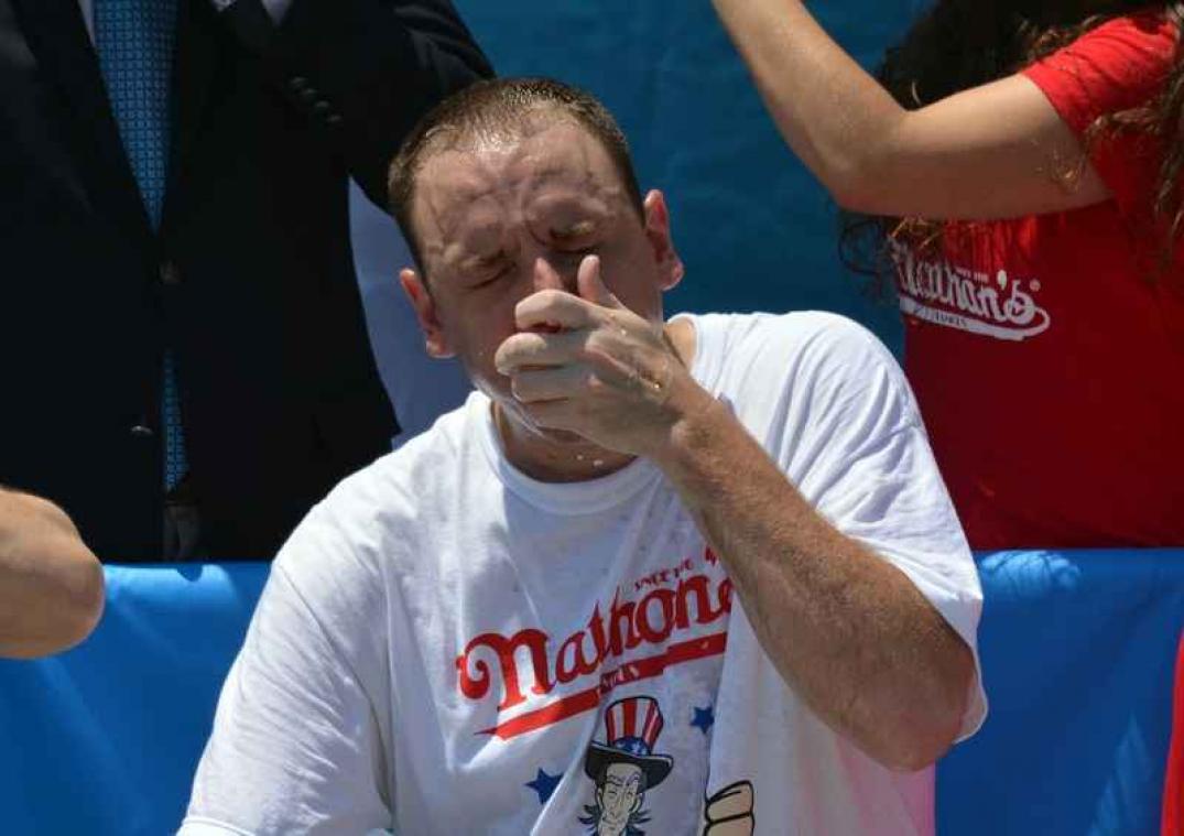 Amerikaan verorbert 72 hot dogs in 10 minuten