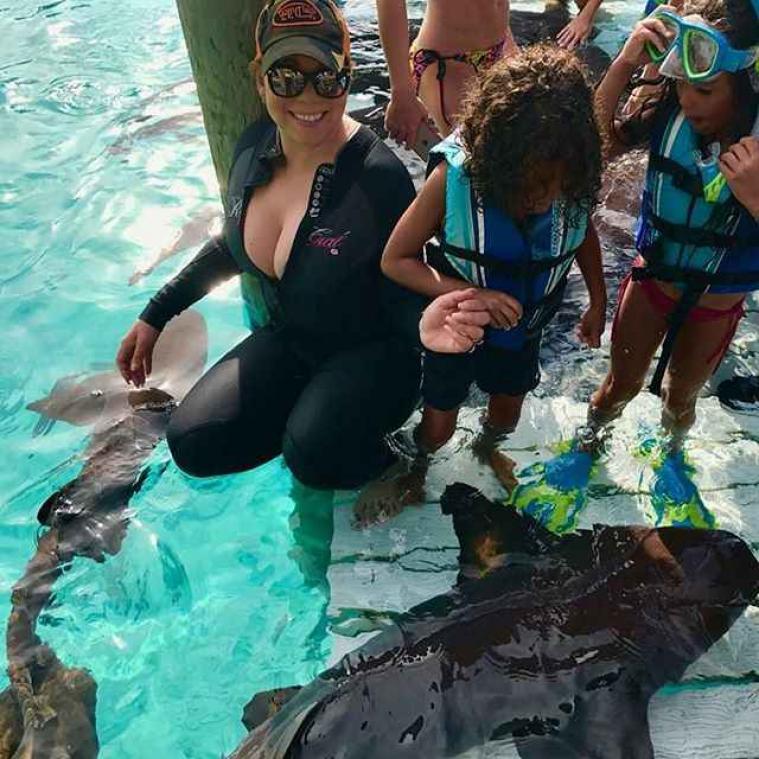 Mariah Carey zwemt met haaien