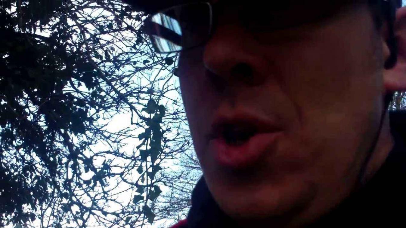 Agent arresteert burgerjournalist met verzonnen beschuldigingen