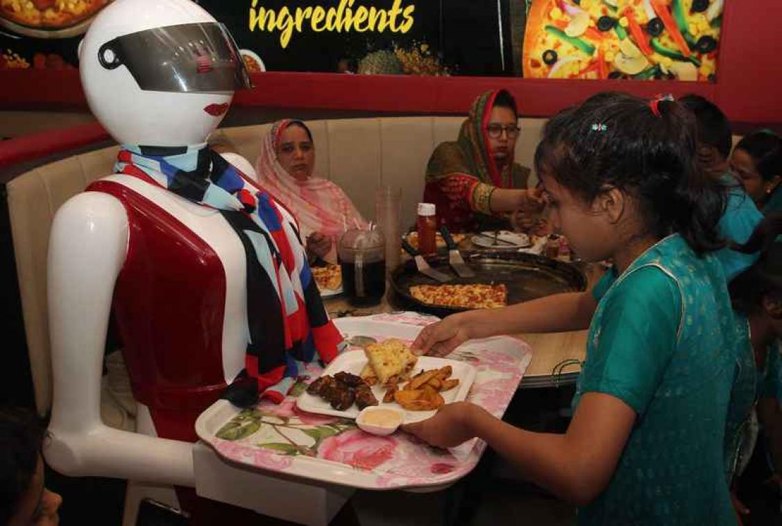 Pakistaanse pizzeria pakt uit met vrouwelijke robots