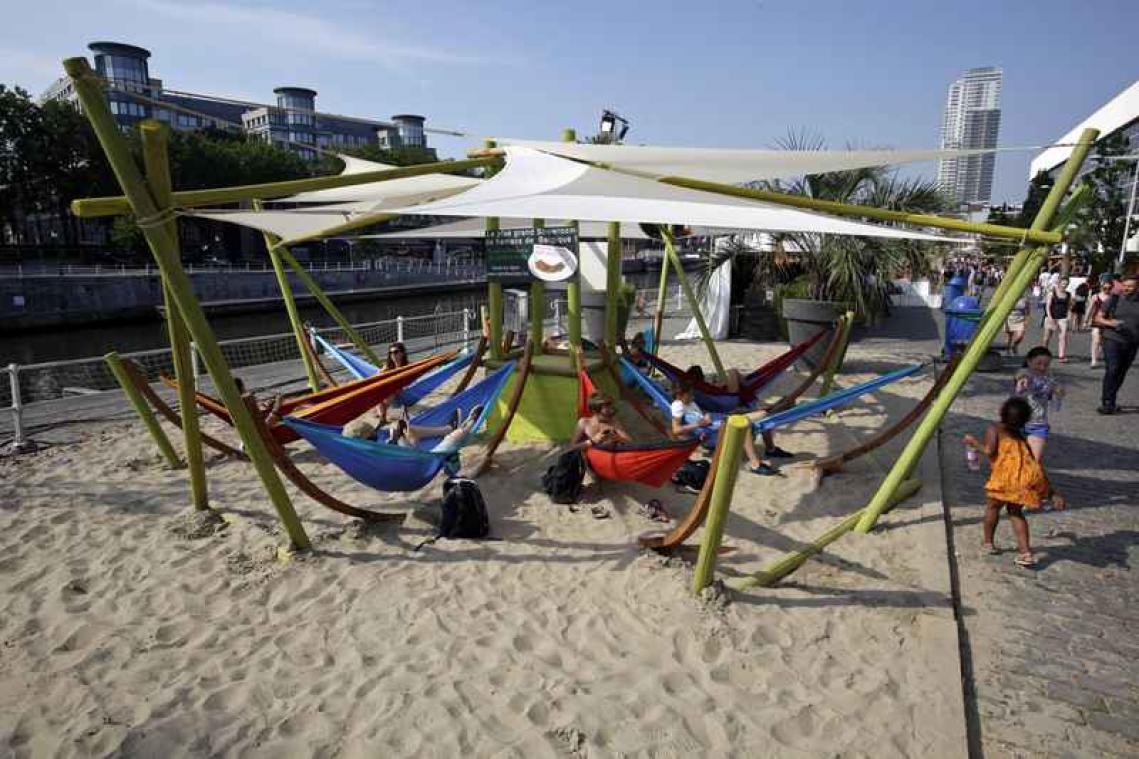 Stadsstrand Brussel Bad palmt vanaf vandaag beide kanaaloevers in