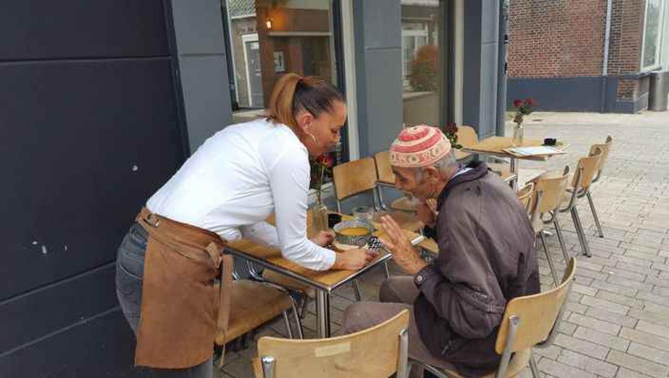 Cafébazin wordt overstelpt door positieve reacties nadat ze een dakloze een kom soep inschenkt