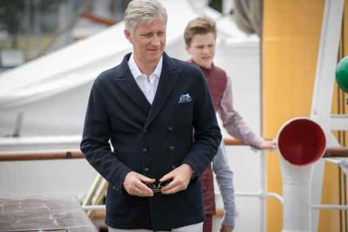 Koning Filip wenst landgenoten al kitesurfend prettige vakantie