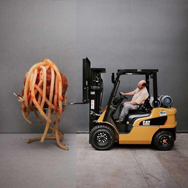 Kunstenaar combineert twee foto's tot surrealistisch geheel