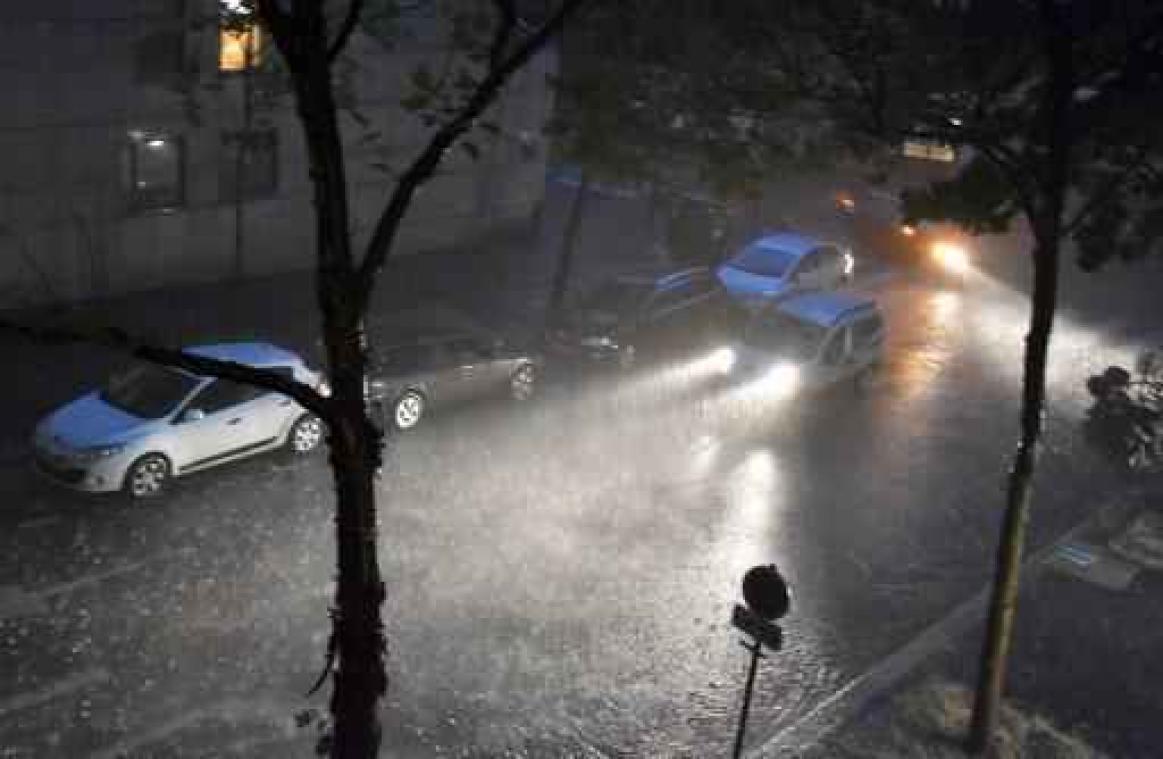 Hevig onweer doet Parijse metro onderlopen