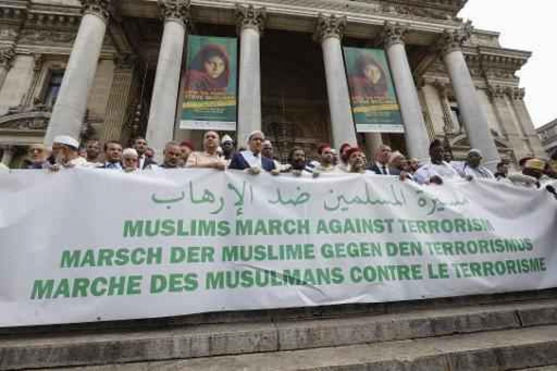 Mars van moslims tegen terrorisme aangekomen op Brussels Beursplein