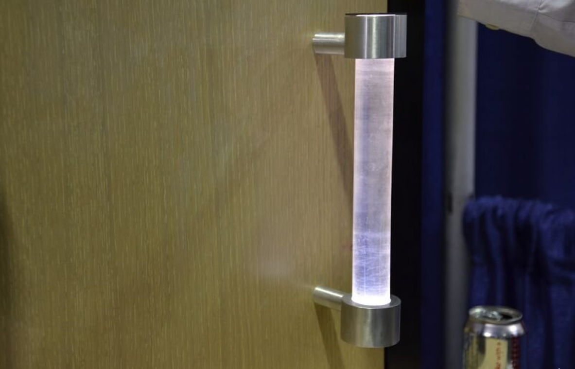 Deze deurhendel vernietigt bacteriën