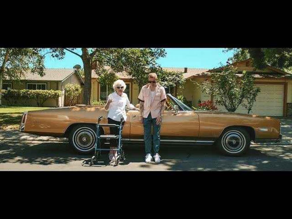 Rapper Macklemore geeft zijn oma hoofdrol in nieuwe videoclip