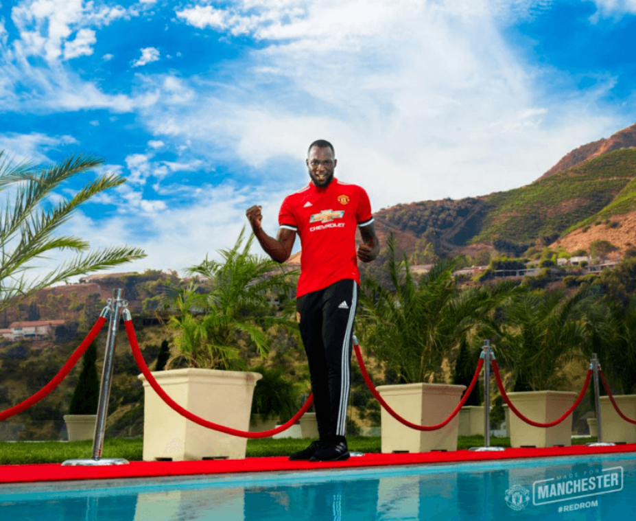 Het is officieel: Lukaku tekent voor vijf seizoenen bij Manchester United