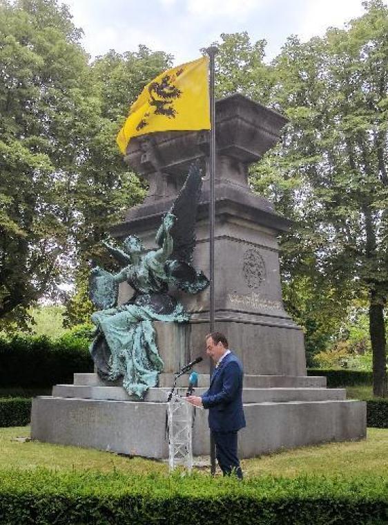 11 juli - De Wever brengt bloemenhulde aan Franstalige burgemeester Leopold De Wael
