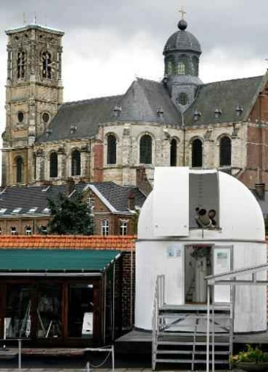 Schmidt-koepel van dak volksterrenwacht Mira gehaald