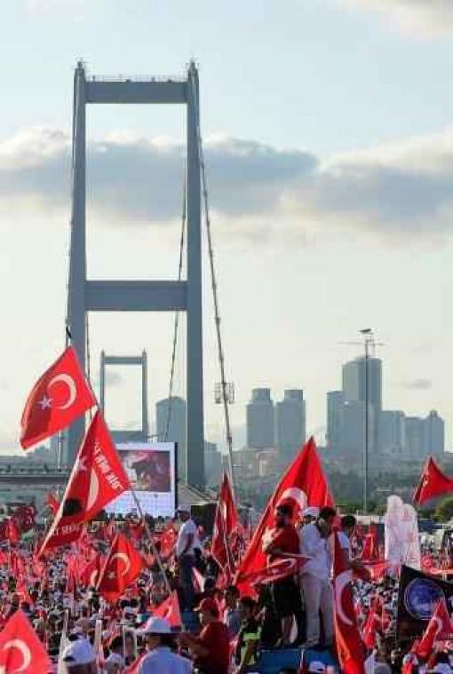 Massademonstraties in Turkije om mislukte coup van jaar geleden te herdenken