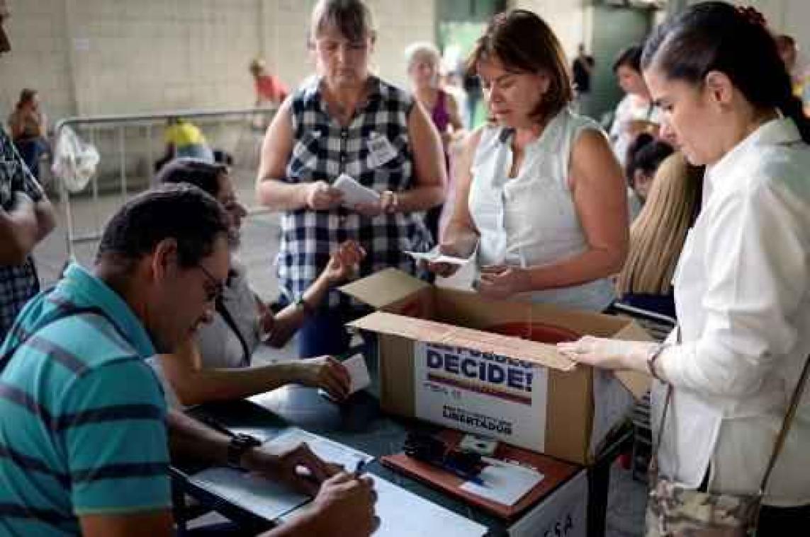Eén op de drie Venezolanen neemt deel aan referendum tegen Maduro