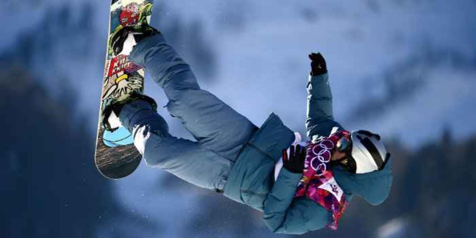 iPhone snowboarder crasht door foto's naakte vrouwen nadat hij zijn nummer op zijn helm plaatst