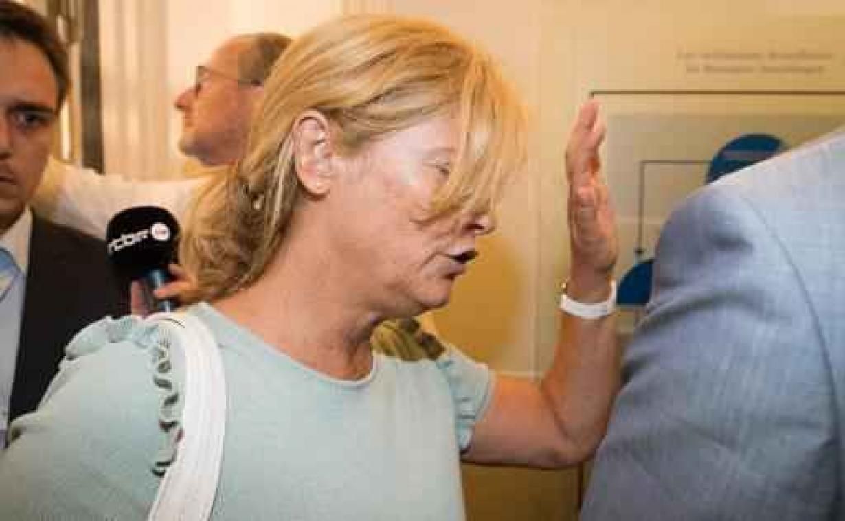 Samusocial - Peraïta weigert te antwoorden op vragen en verlaat commissie