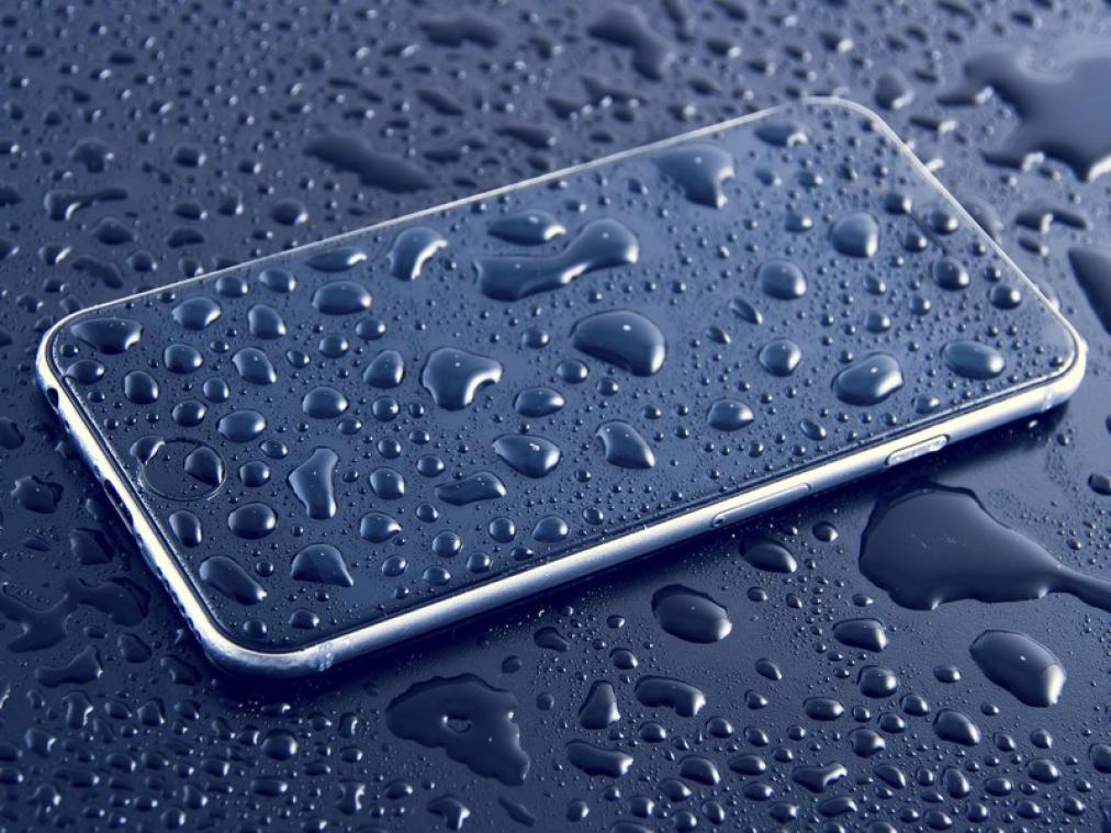 Wat je (niet) moet doen als je smartphone in het water valt