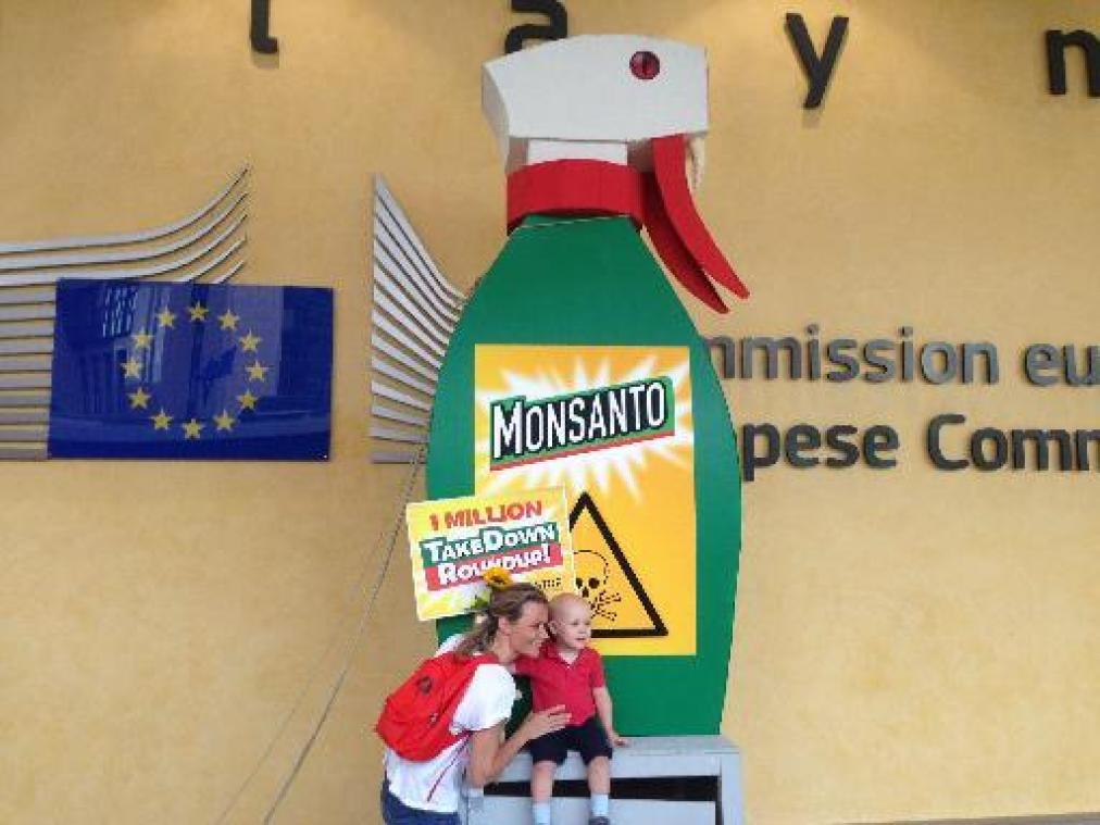Protestvoerders halen vier meter grote fles Roundup neer aan Europese Commissie