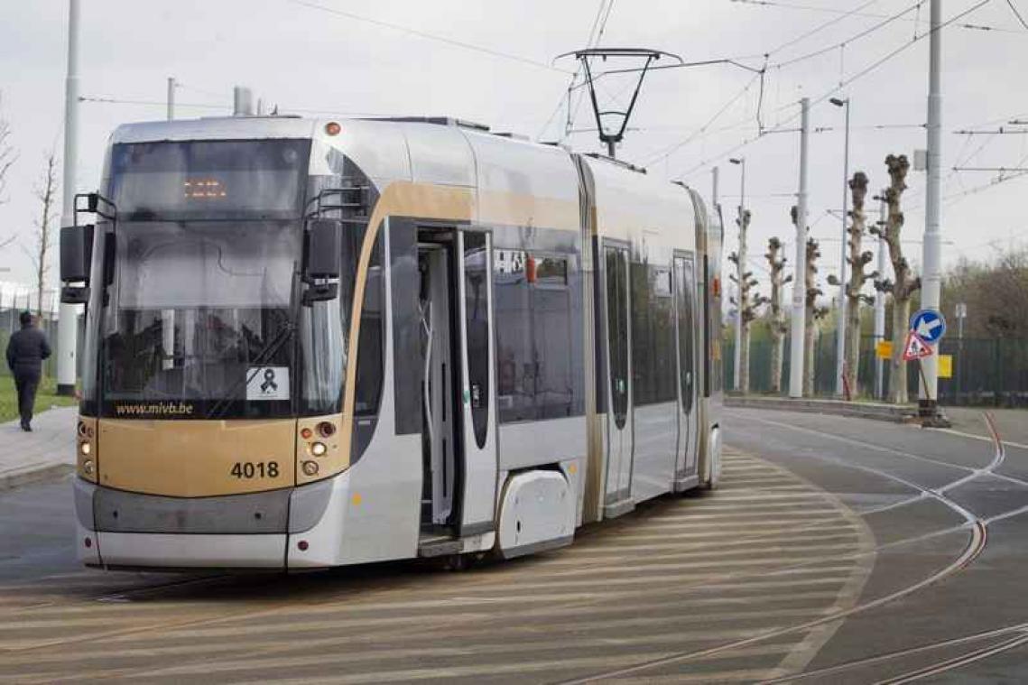 Brussel plaatst verkeerslichten die voetgangers waarschuwen voor tram