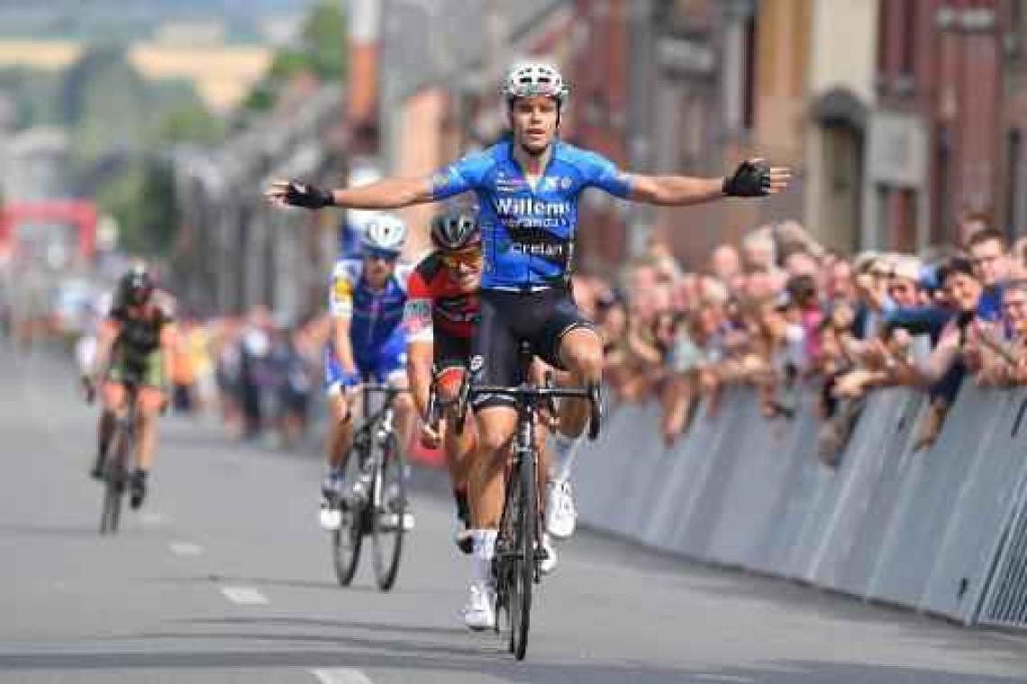 GP Cerami: Wout van Aert verschalkt medevluchters in de spurt