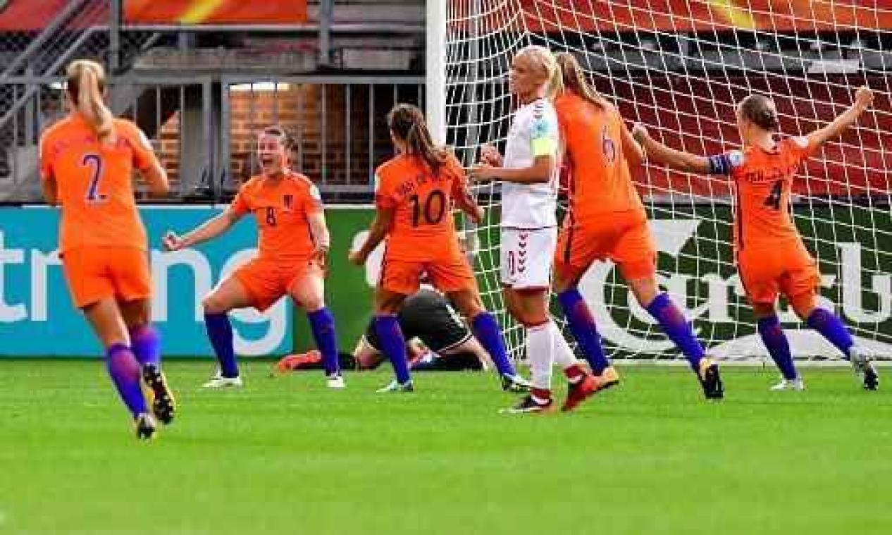 EK voetbal 2017 (v) - Nederland neemt met 1-0 zege tegen Denemarken de leiding in de groep van de Red Flames