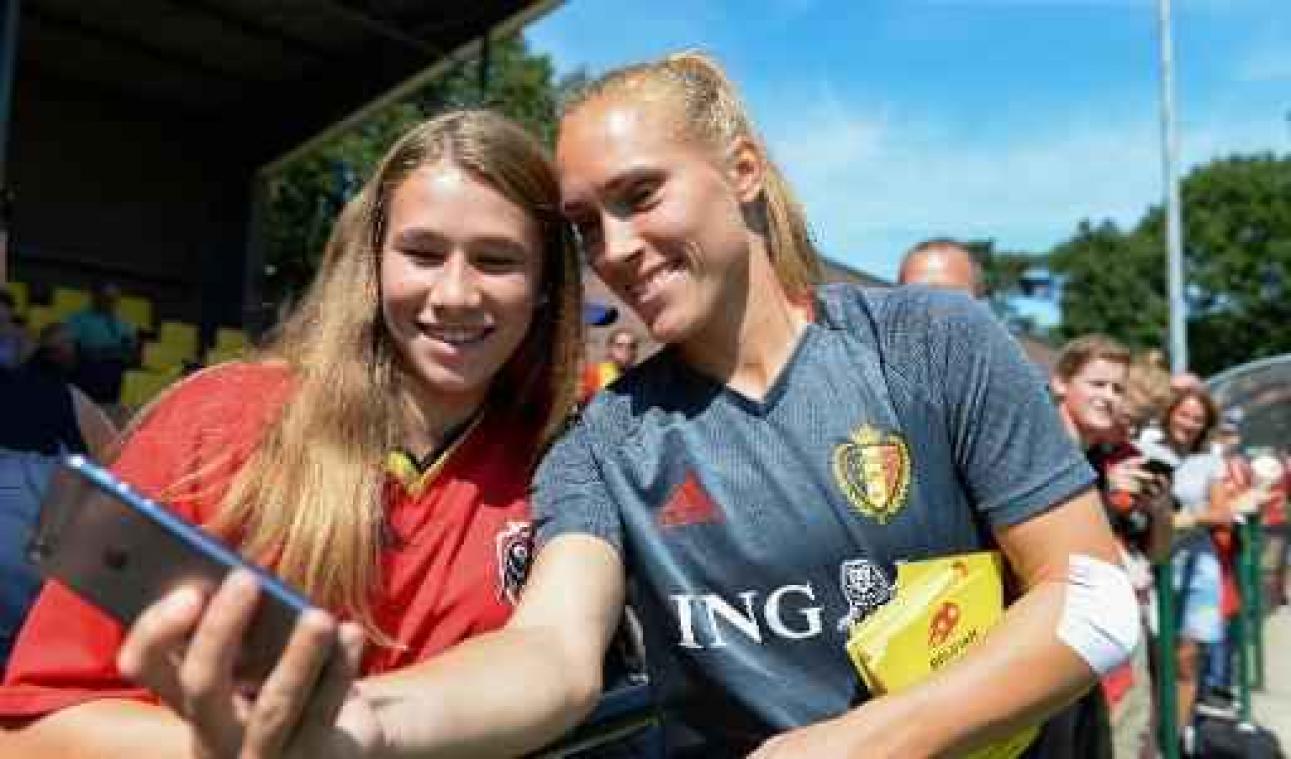 EK voetbal 2017 (v) - Vierhonderd Belgische fans op open training van Red Flames