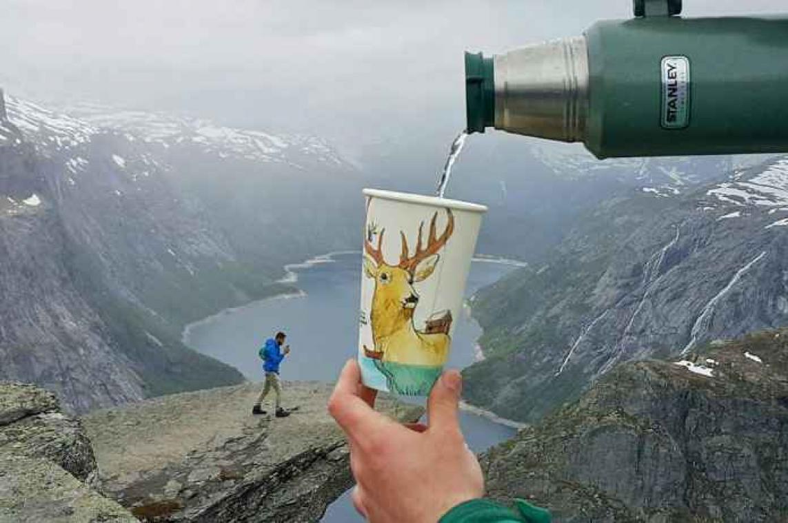 IN BEELD. Reiziger maakt kunstwerkjes van koffiebekers