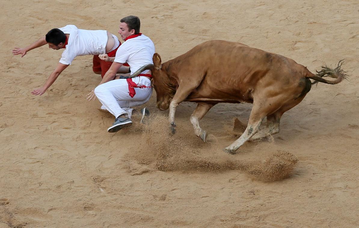 IN BEELD. Stierenrennen in Pamplona van start