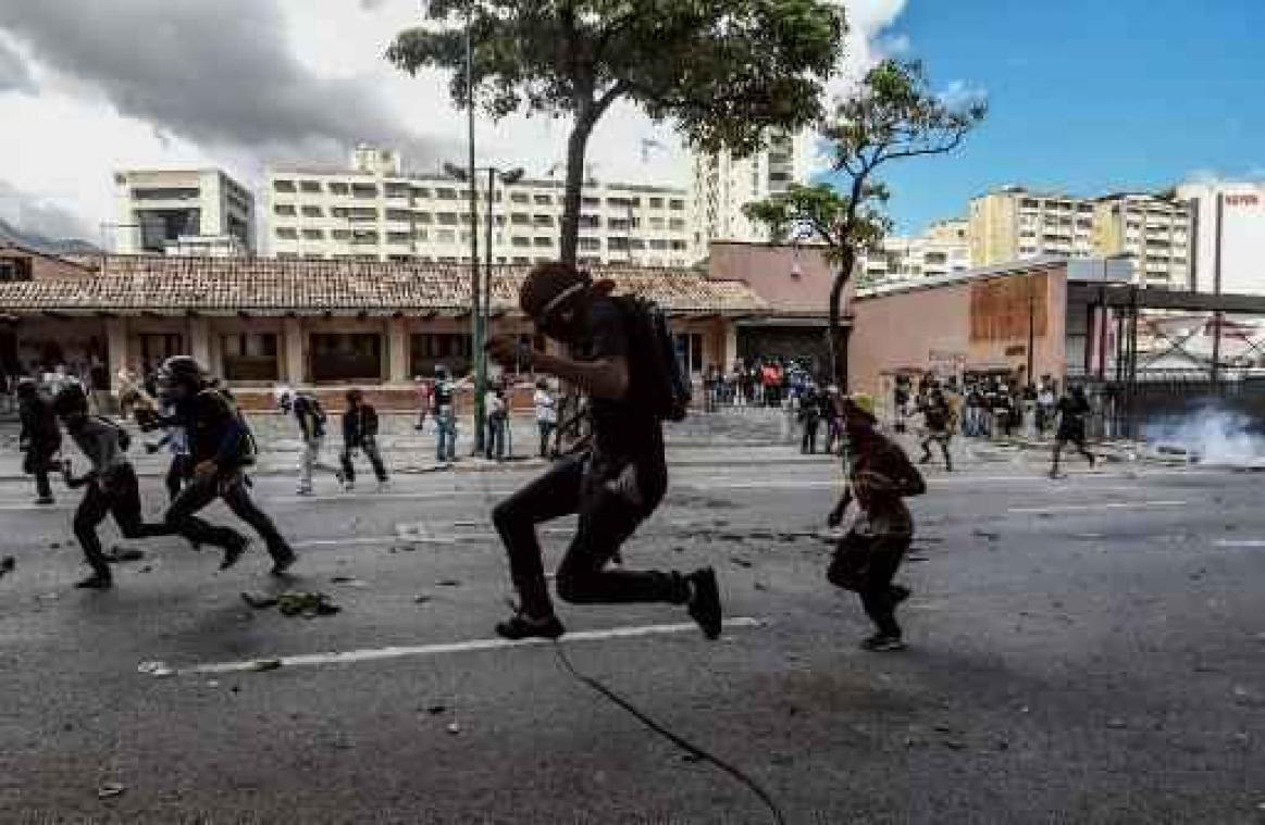 Agent doodgeschoten bij protesten in Venezuela